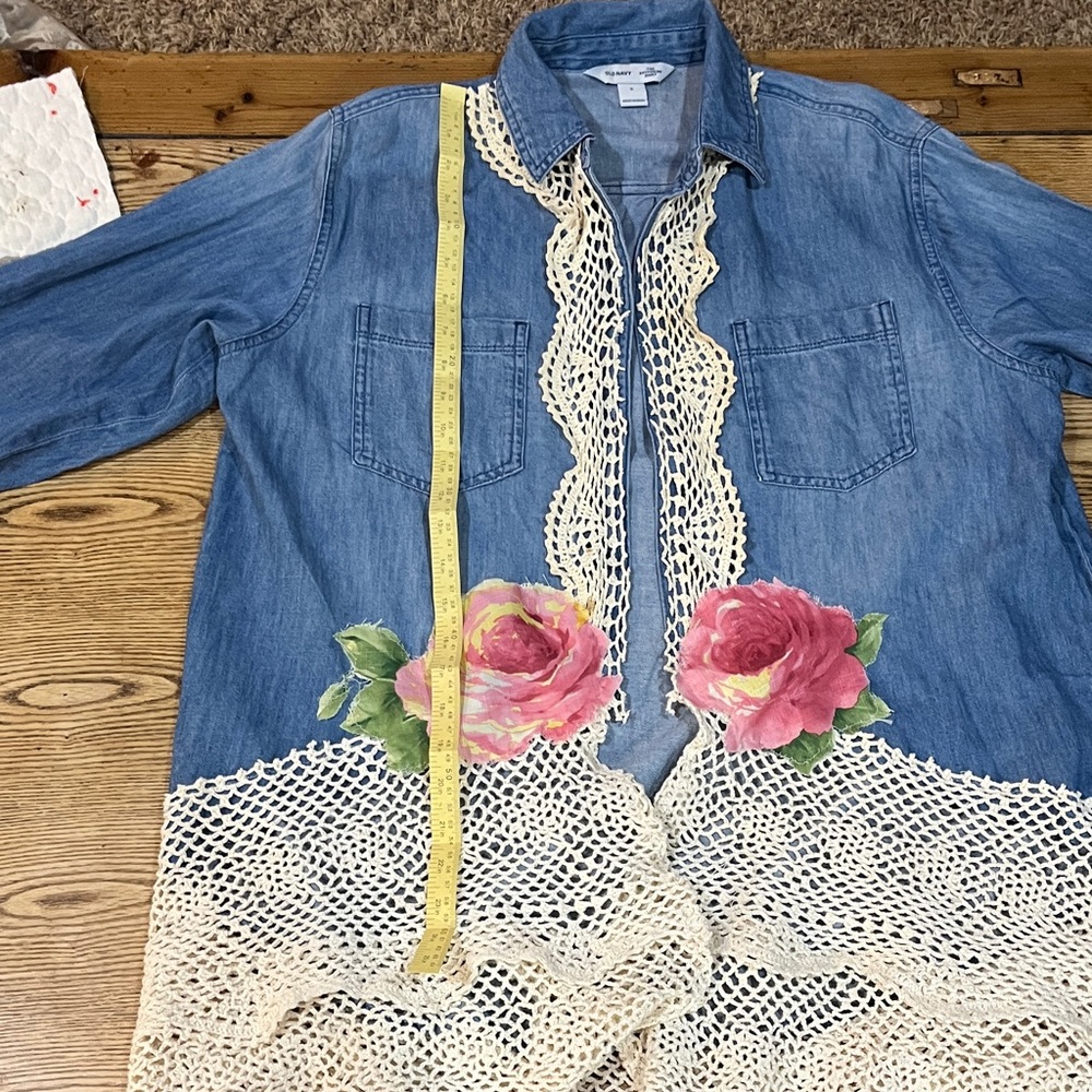 Denim shirt with Lace and Floral Accents box 7 - Picture 7 of 8